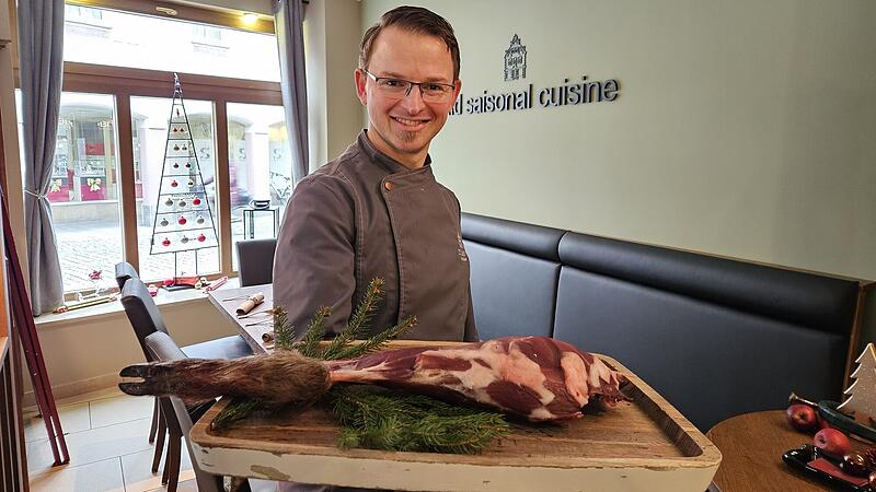 Als Weihnachtsbraten schlägt Christopher Kraus vom Restaurant "Zum alten Zollhaus" beispielsweise eine Wildschweinkeule vor.