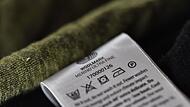 Waschzettel an einem Shirt aus 100 Prozent Merinowolle