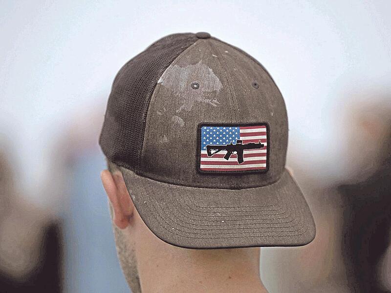 Die gesellschaftliche Spaltung in den USA wird durch den TodCharlie Kirks noch befeuert. Während der tote Rechtsnationalist zum Märtyrer wird, eröffnet die Regierung eine regelrechte Hatz auf „Linke“ und Andersdenkende.