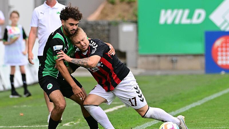 Platz da: Jens Trunk (r.) und der TSV Aubstadt gewannen zum Regionalliga-Auftakt mit 3:0 bei Greuther F&uuml;rth II.
