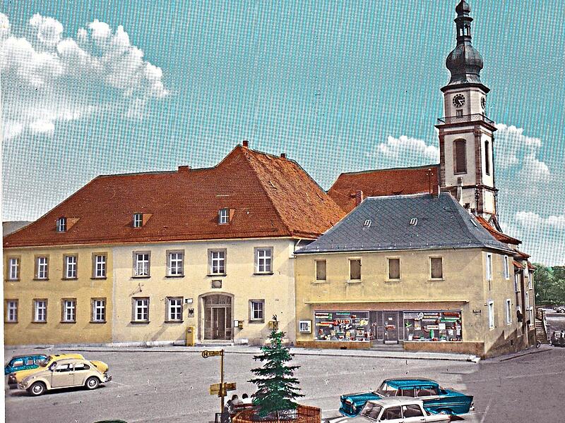 Das Postamt (Haus hellgelb in der Mitte) war das Ziel zweier Postr&auml;uber aus N&uuml;rnberg (Foto um 1974). Repros: Siegfried Sesselmann
