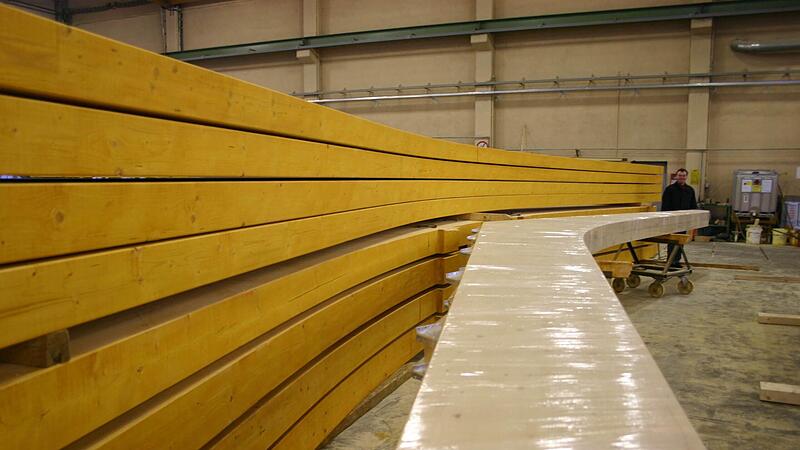 Solche Leimbinder stellt die Ebelsbacher Holzfirma Henfling her. Der dramatische Anstieg der Holzpreise lie&szlig; die Firma in finanzielle Turbulenzen geraten.