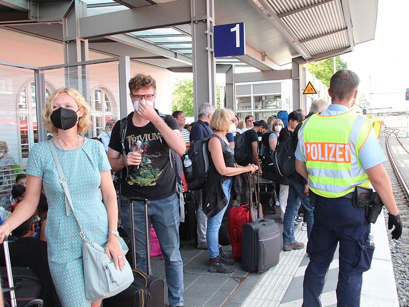 Das Gedränge am Bahnsteig war groß.