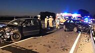 Trümmer der Fahrzeuge lagen am Sonntagabend nach dem Unfall auf der Staatsstraße an der Abzweigung nach Wonfurt.