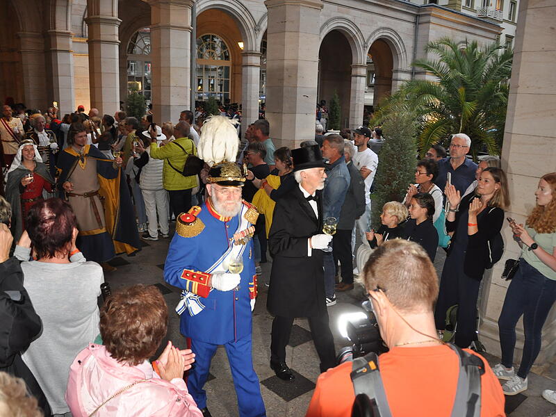 Rakoczy 2024: Festball -Polonaise mit den historischen Pers&ouml;nlichkeiten.