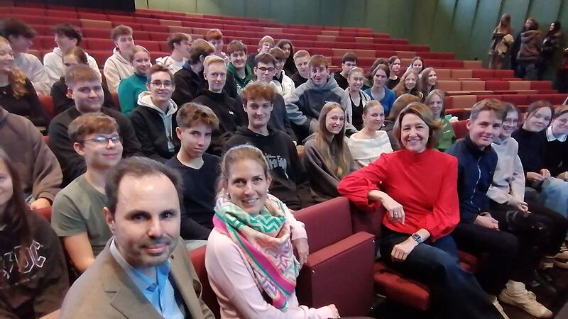 Die neu gestaltete Aula, der Theatersaal des EGM, bot den Rahmen für die Diskussion zwischen Anja Weisgerber und den Elftklässlern des EGM. Die neu gestaltete Aula, der Theatersaal des EGM, bot den Rahmen für die Diskussion zwischen Anja Weisgerber und den Elftklässlern des EGM.