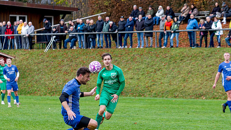 Der Waischenfelder Johannes Schatz (links) köpft den Ball rechtzeitig vor dem heranstürmenden Katschenreuther Jan Limmer zu seinem Torwart zurück. Der Waischenfelder Johannes Schatz (links) köpft den Ball rechtzeitig vor dem heranstürmenden Katschenreuther Jan Limmer zu seinem Torwart zurück.