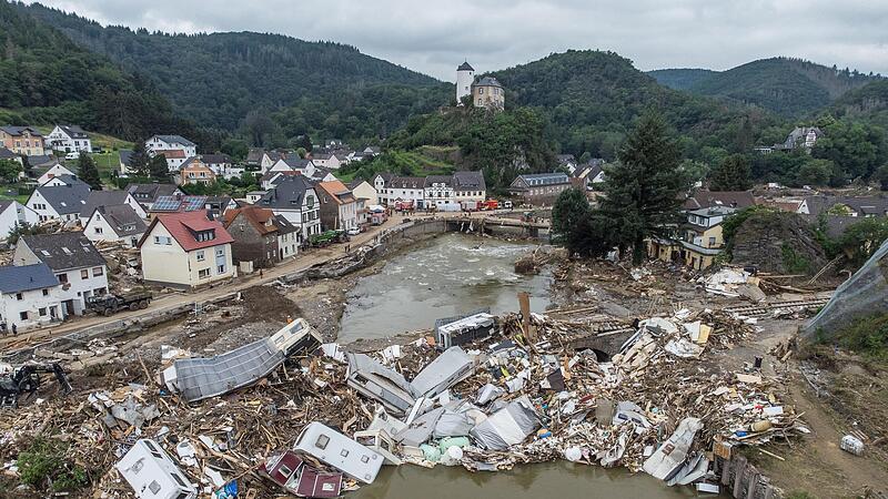 Das Bild aus Altenahr-Kreuzberg macht das ganze Ausma&szlig; der Flutkatastrophe im Juli 2021 deutlich.