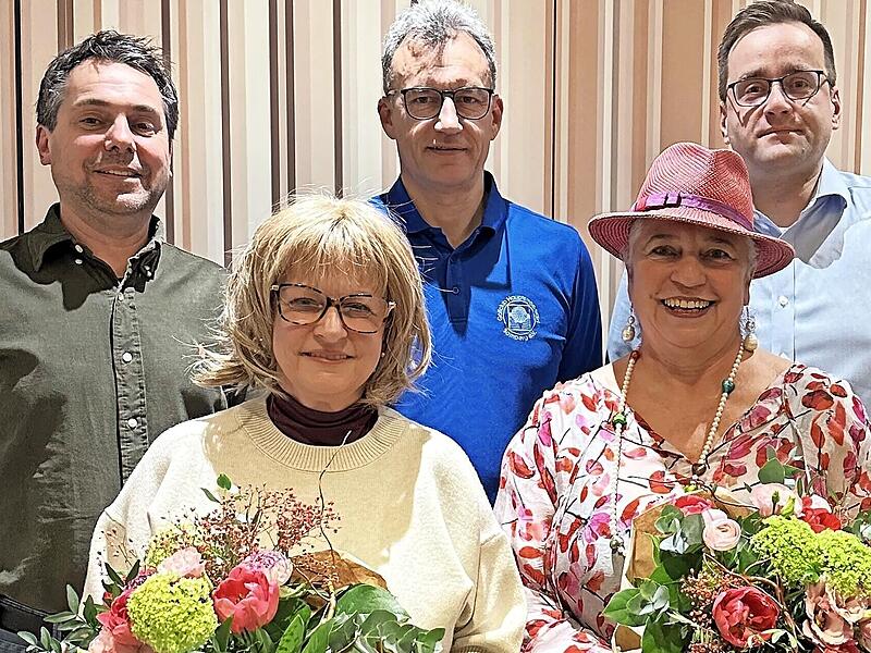 Das alte und neu gew&auml;hlte Pr&auml;sidium des Golfclubs Hauptsmoorwald.