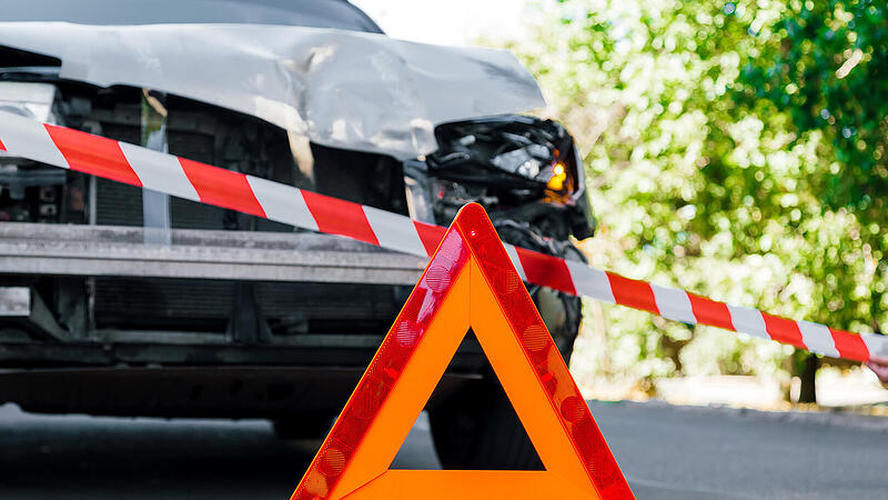 Frontalcrash auf B470 bei Höchstadt an der Aisch: Drei Verletzte Unfall, Auto, Warndreieck, Absperrung