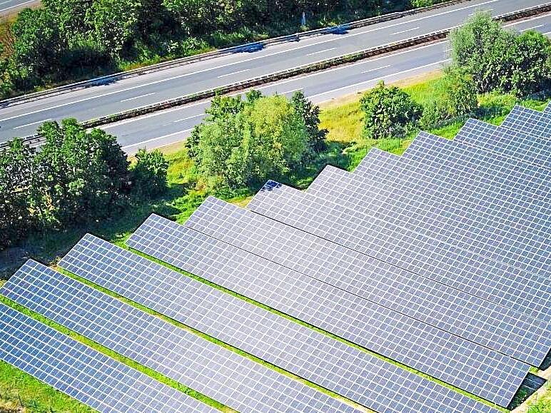 Nahe Zapfendorf und Unterleiterbach werden bald Photovoltaikanlagen neben der Autobahn gebaut. Stadtwerke Forchheim