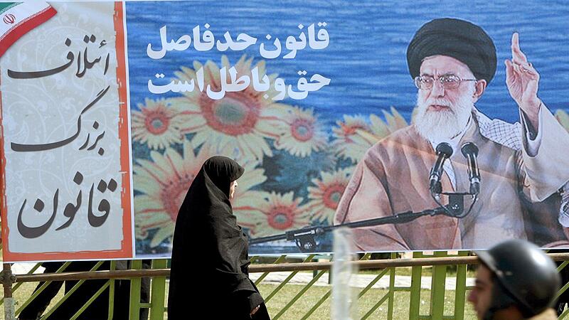 F&uuml;r Revolutionsf&uuml;hrer Ali Khamenei und Teile der iranischen F&uuml;hrung ist der Kopftuchzwang eine tragende S&auml;ule des theokratischen Systems und ein Symbol der islamischen Revolution.