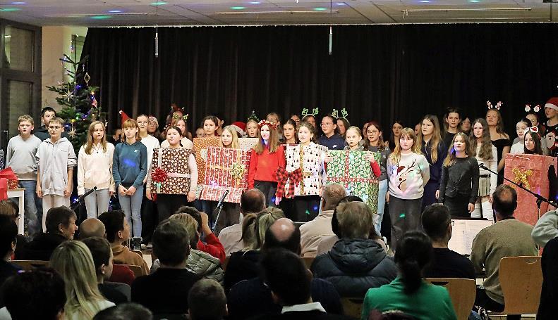 Die Klasse 6a mit Schulchor beim St&uuml;ck &bdquo;Geschenke auf Beinen&ldquo;.