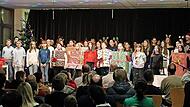 Die Klasse 6a mit Schulchor beim St&uuml;ck &bdquo;Geschenke auf Beinen&ldquo;.