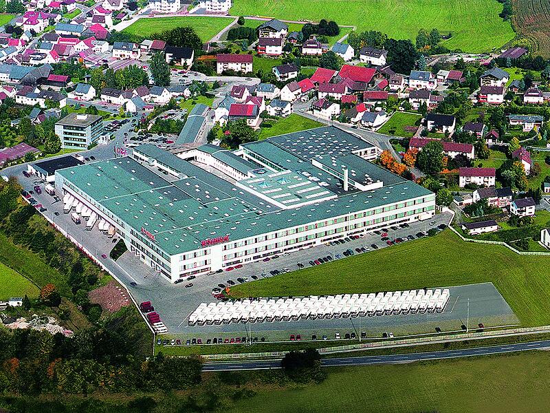 Traditionsreiche Firma in Frohnlach (Gemeinde Ebersdorf bei Coburg;  Landkreis Coburg): Blick auf die W. Schillig Polsterm&ouml;belwerke.