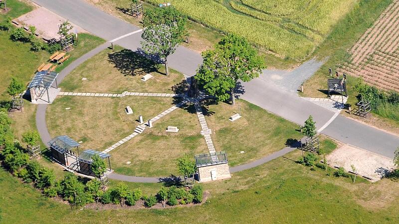 Dreifrankenstein oberhalb von Heuchelheim, wo die Grenzen der drei fr&auml;nkischen Bezirke aufeinander treffen: Der neue Dreifrankenstein (etwas versteckt unter den B&auml;umen) symbolisiert die drei fr&auml;nkischen Regierungsbezirke, durch die auch die Reiche Ebrach flie&szlig;t.