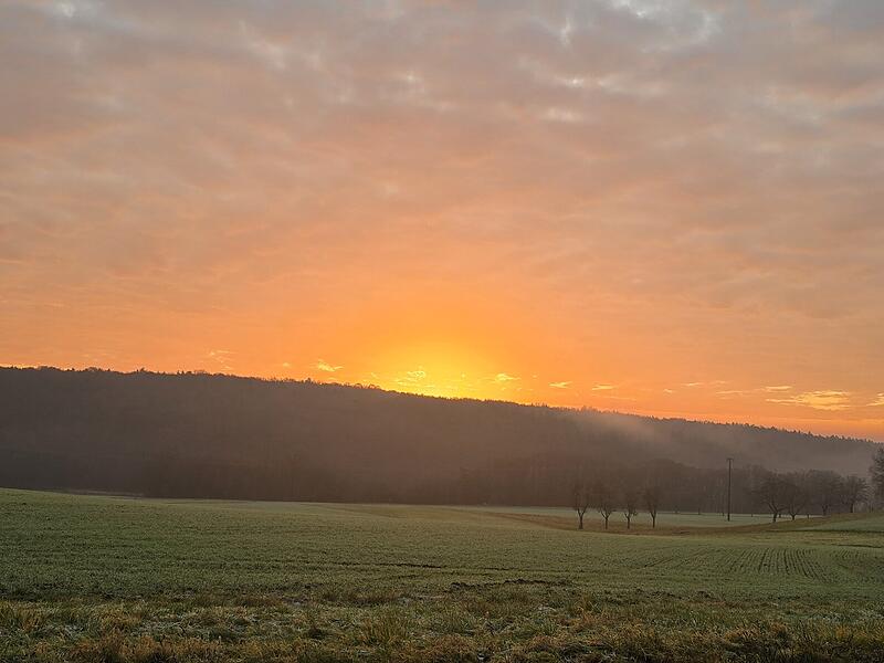 Karin Faber fing einen wundersch&ouml;nen Sonnenaufgang auf dem Weg von Katzenbach nach Hassenbach ein.
