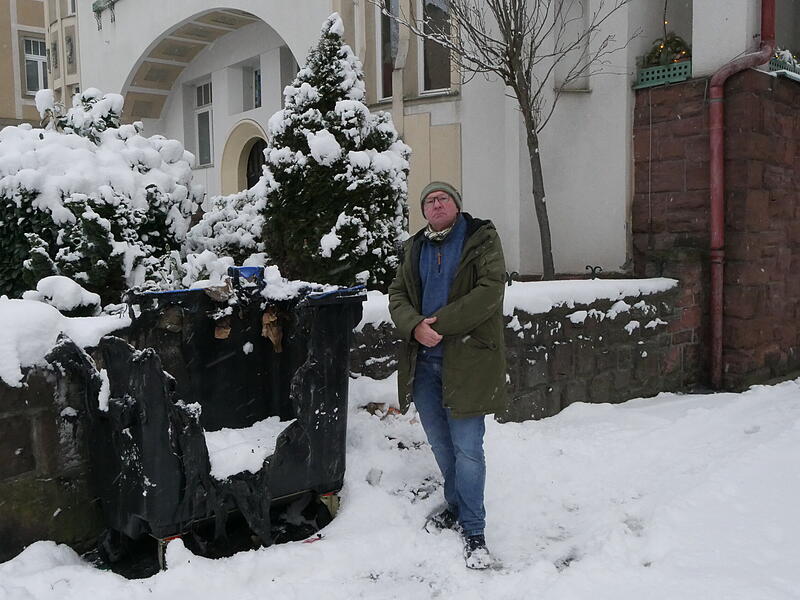 Thomas Krug beklagt Vandalismus in Bad Kissingen &ndash; wie diese abgebrannte Papierm&uuml;lltonne an der Hartmannstra&szlig;e.