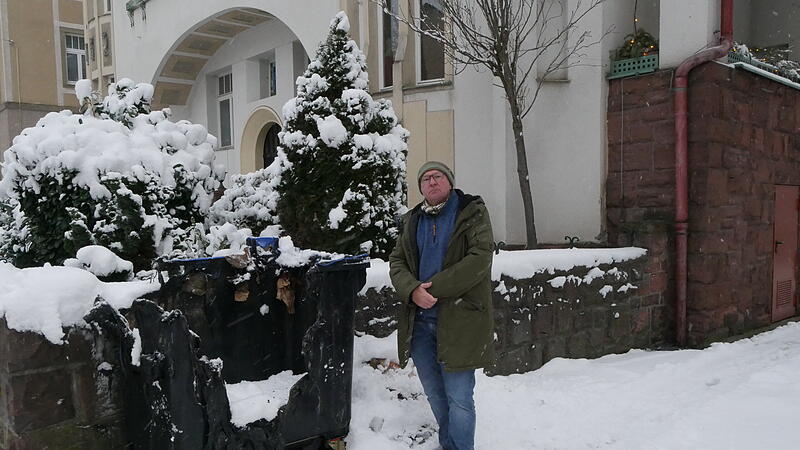 Thomas Krug beklagt Vandalismus in Bad Kissingen &ndash; wie diese abgebrannte Papierm&uuml;lltonne an der Hartmannstra&szlig;e.