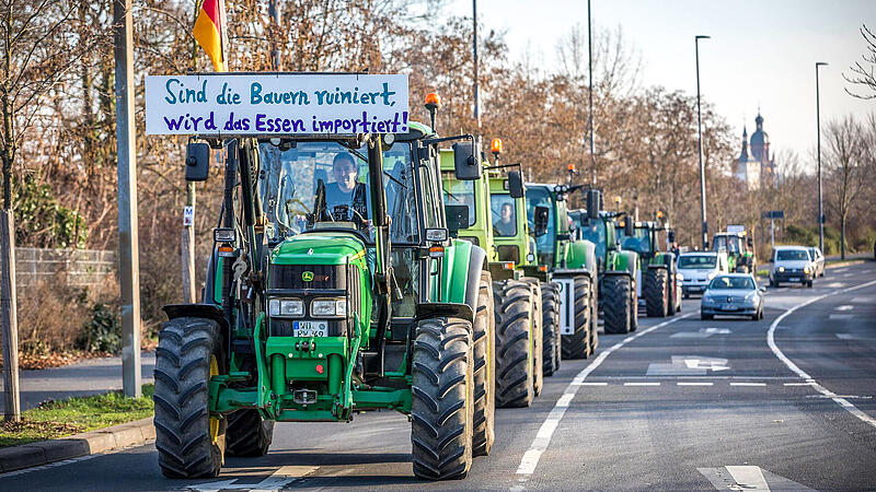 Ein Traktor-Konvoi tuckert am 10. Januar 2024 durch die W&uuml;rzburger Innenstadt.
