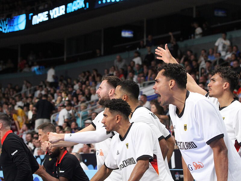 Nicht nur auf dem Riga-Parkett wurde der Schalter zum Viertelfinal-Sieg umgelegt, auch von der Bank kam viel Energie: Hier das Ex-Bamberger Trio Leon Kratzer, Johannes Thiemann und Maodo Lo als „Energizer“ zusammen mit den da Silva-Brüdern.