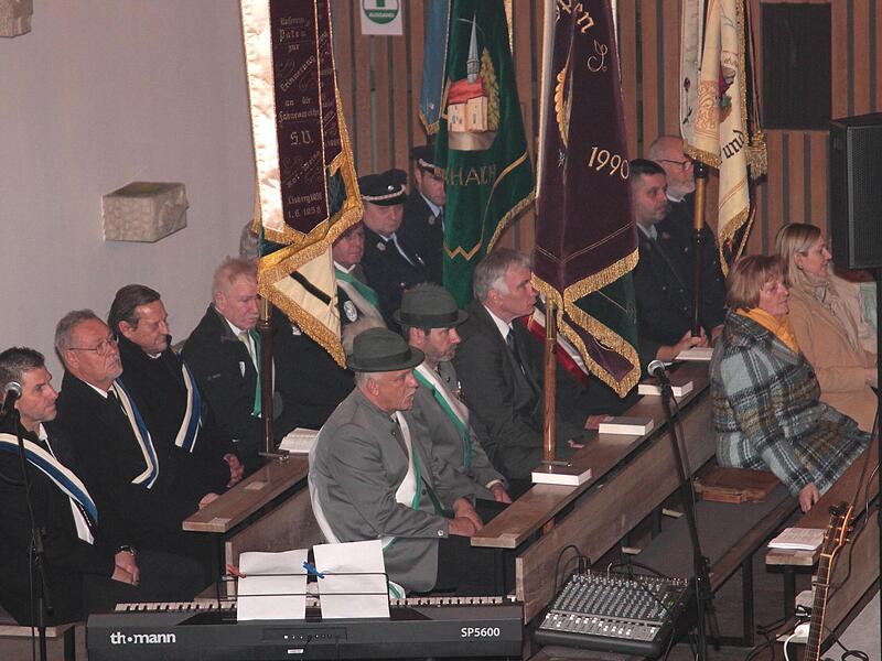 Auch die Fahnenabordnungen der örtlichen Vereine waren vertreten.