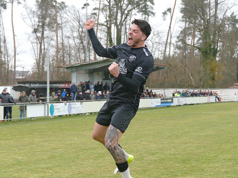Doppelpacker Luca Ljevsic schreit seine Freude heraus. Der FC Eintracht Bamberg hat in Gro&szlig;schwarzenlohe die Trendwende geschafft.