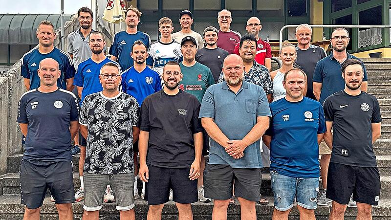 Unser Foto zeigt (hinten von links) Marco Danz, Johannes Ziegler, Philipp Baldauf, Marcel Rudolph, Robin Schneider, Karl-Heinz Erlwein, Fabian Schmitt, Michael Kotterba, (Mitte von links) Manuel Mainz, Alexander Baldauf, Luca Raab, Maximilian Baue... Unser Foto zeigt (hinten von links) Marco Danz, Johannes Ziegler, Philipp Baldauf, Marcel Rudolph, Robin Schneider, Karl-Heinz Erlwein, Fabian Schmitt, Michael Kotterba, (Mitte von links) Manuel Mainz, Alexander Baldauf, Luca Raab, Maximilian Baue...