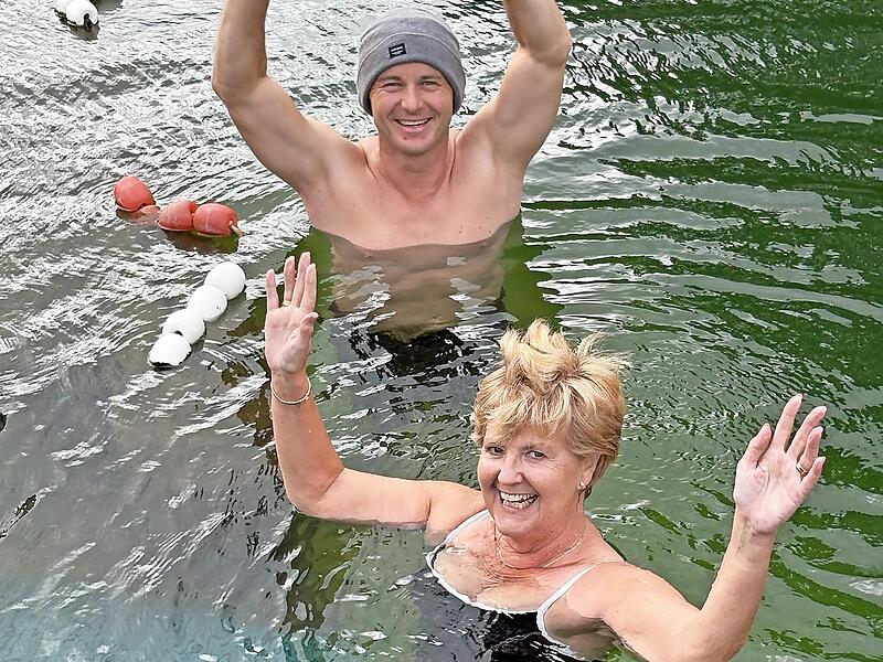 Bürgermeister Heinlein lud ins Naturbad Rothenkirchen ein, Kay Jackson folgte – und hatte große Freude im Schwimmbad. Ein wunderschönes Erlebnis, dessen Erinnerung sie mit nach Schottland nehmen wird.