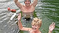 Bürgermeister Heinlein lud ins Naturbad Rothenkirchen ein, Kay Jackson folgte – und hatte große Freude im Schwimmbad. Ein wunderschönes Erlebnis, dessen Erinnerung sie mit nach Schottland nehmen wird.