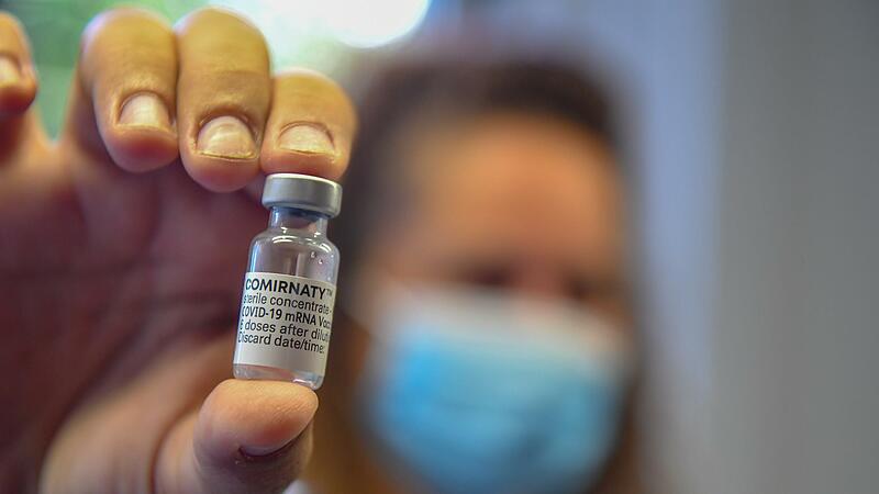 Comirnaty heißt der Impfstoff von Biontech/Pfizer. Wenn man weiß, wie, dann kommt man trotz Rationierung ran.