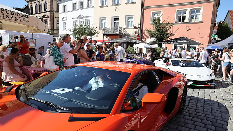 Supersportwagen auf Kopfsteinpflaster - hier kommen Autofans voll auf ihre Kosten. Supersportwagen auf Kopfsteinpflaster - hier kommen Autofans voll auf ihre Kosten.