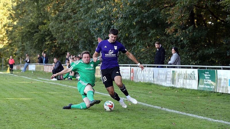 Fair wird in dieser Szene der Harnsbacher Markus Firsching von Robert Jäger (SG Tütschengereuth/Viereth) vom Ball getrennt. Das Kreisliga-Duell endete letztlich mit einem 1:1-Unentschieden.
