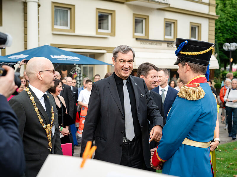 Kissinger Sommer 202640 Jahre Kissinger Sommer: Eröffnung am 12. Juni 2026 Markus Söderschaut sich um.
