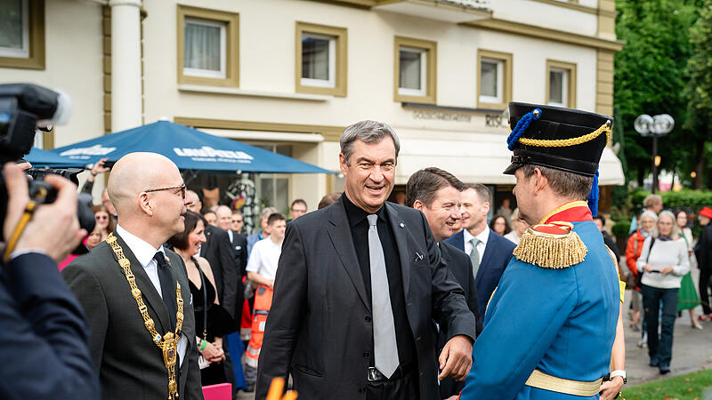 Kissinger Sommer 202640 Jahre Kissinger Sommer: Eröffnung am 12. Juni 2026 Markus Söderschaut sich um.