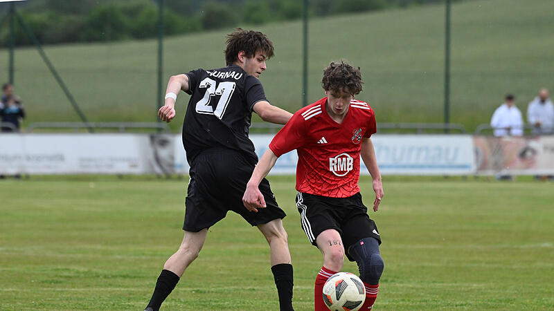 Der starke Kirchleuser Felix Pistor (rechts) im Duell mit Lucas Jersch vom TSV Thurnau
