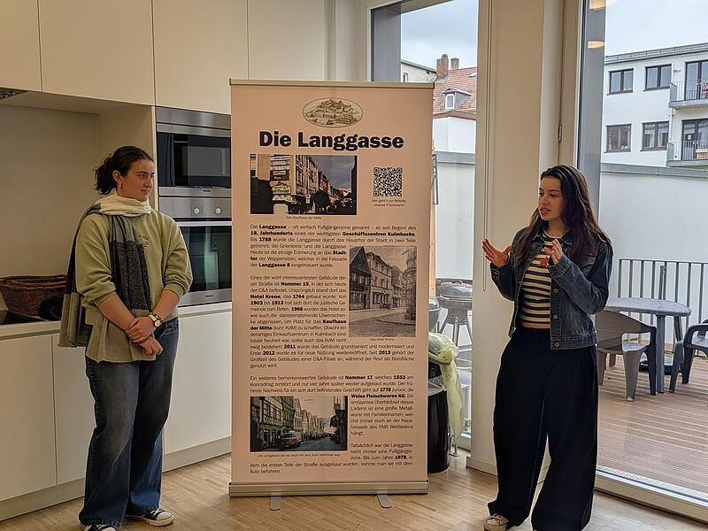 Generalprobe: Teresa Ramming und Selin Ries vom Caspar-Vischer-Gymnasium Kulmbach stellen vor, was sie &uuml;ber die Langgasse herausgefunden haben.