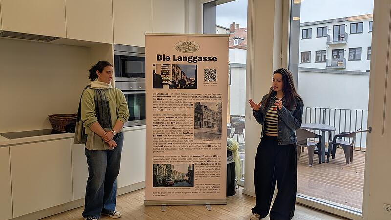 Generalprobe: Teresa Ramming und Selin Ries vom Caspar-Vischer-Gymnasium Kulmbach stellen vor, was sie &uuml;ber die Langgasse herausgefunden haben.