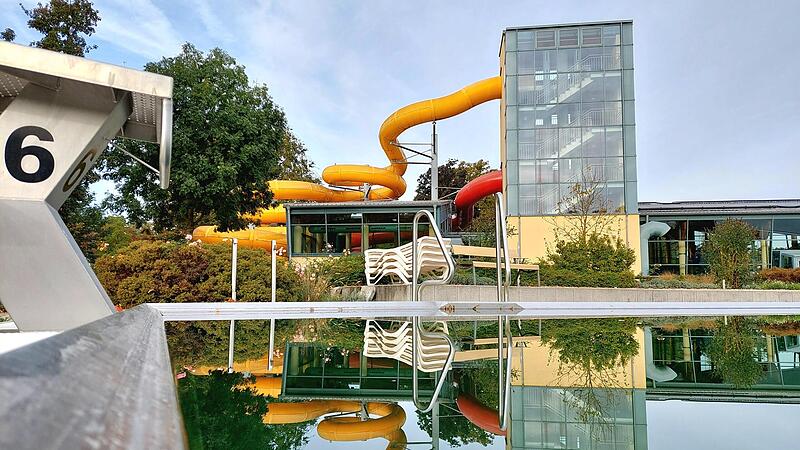 Im Rutschenbereich des Forchheimer Königsbads fasste der Mann das Mädchen an.