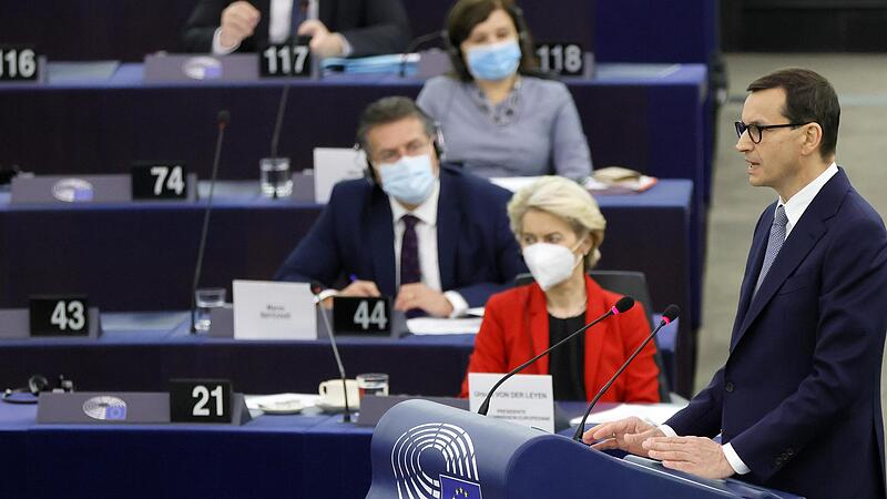 Polens Ministerpr&auml;sident Mateusz Morawiecki&nbsp;verteidigte im EU-Parlament in Anwesenheit von Kommissionspr&auml;sidentin Ursula von der Leyen die umstrittenen Justizreformen seines Landes.