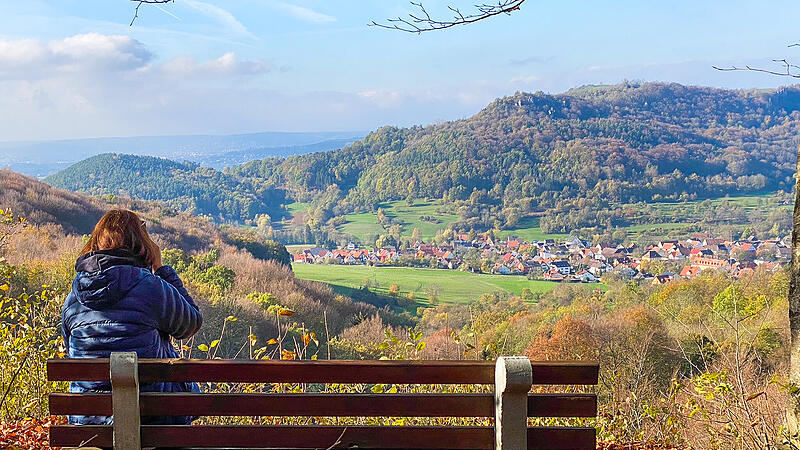 Blick über Leutenbach auf die Ehrenbürg (Walberla).Forchheim & Fränkische Schweiz Blick über Leutenbach auf die Ehrenbürg (Walberla).Forchheim & Fränkische Schweiz