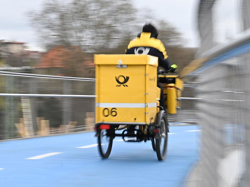 Postbote mit Rad Postbote mit Rad