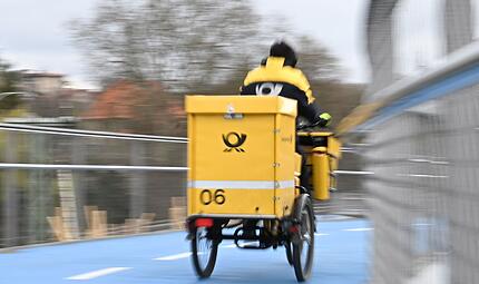 Postbote mit Rad Postbote mit Rad