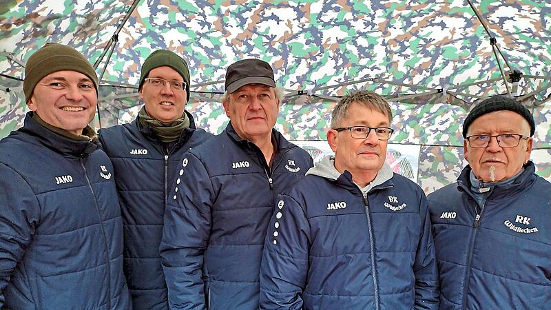 Einsatz für den guten Zweck: Die Helfer der RK Wildflecken beim Bratwurst- und Getränkeverkauf zugunsten des Volksbundes Deutsche Kriegsgräberfürsorge (von links): Adrian Kozot, RK-Vorsitzender David Baer, Harald Dziadek, Ralf Hepke und Klaus Schu... Einsatz für den guten Zweck: Die Helfer der RK Wildflecken beim Bratwurst- und Getränkeverkauf zugunsten des Volksbundes Deutsche Kriegsgräberfürsorge (von links): Adrian Kozot, RK-Vorsitzender David Baer, Harald Dziadek, Ralf Hepke und Klaus Schu...