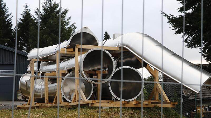 Die R&ouml;hren und Schalen f&uuml;r eine 30 Meter lange Rutsche in den Lautengrund sind bereits vorhanden. Bis zur offiziellen Er&ouml;ffnung des &bdquo;Naturerlebnis.W&auml;ldla&ldquo; am 2. Mai soll sie installiert sein.