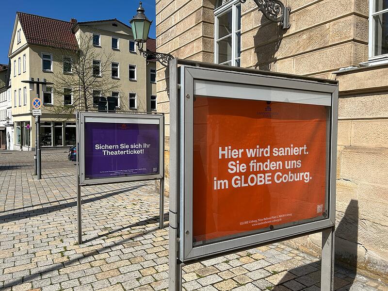 Landestheater Coburg Auch in den Schaukästen am Schlossplatz wird jetzt darüber informiert, dass der Spielbetrieb des Coburger Landestheaters mittlerweile im Globe stattfindet.