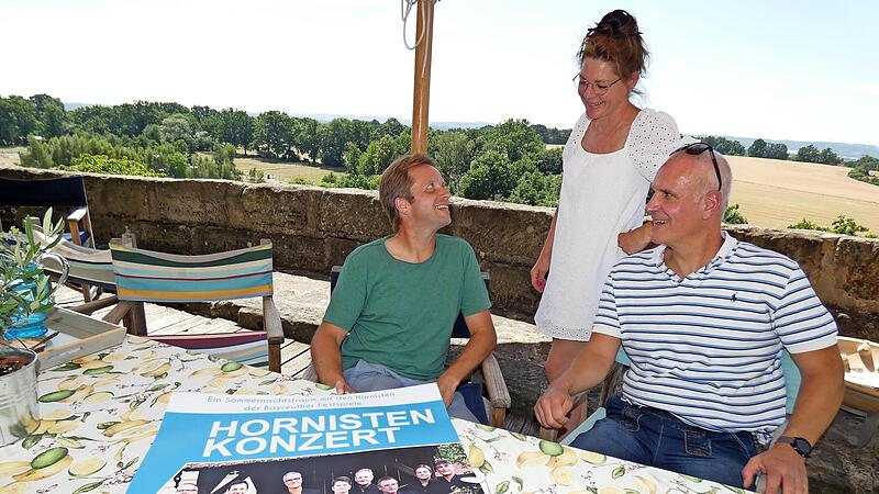 Sie freuen sich auf das Hornistenkonzert auf Schloss Wernstein: Iris von K&uuml;n&szlig;berg und die beiden Hornisten Josef Weissteiner (links) und Thomas Ruh.