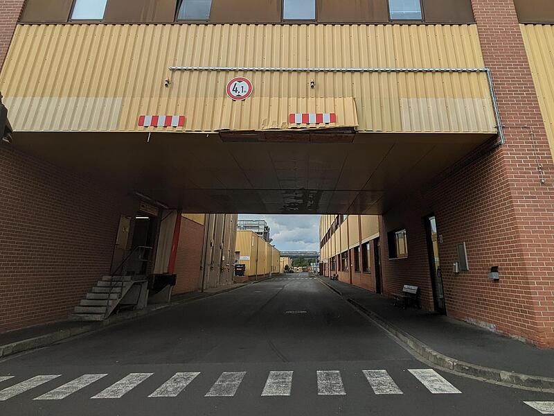 Auf dem Gelände von Joyson Plastec sind Verwaltung, Produktions- und Lagerhallen untergebracht. Auf dem Gelände von Joyson Plastec sind Verwaltung, Produktions- und Lagerhallen untergebracht.