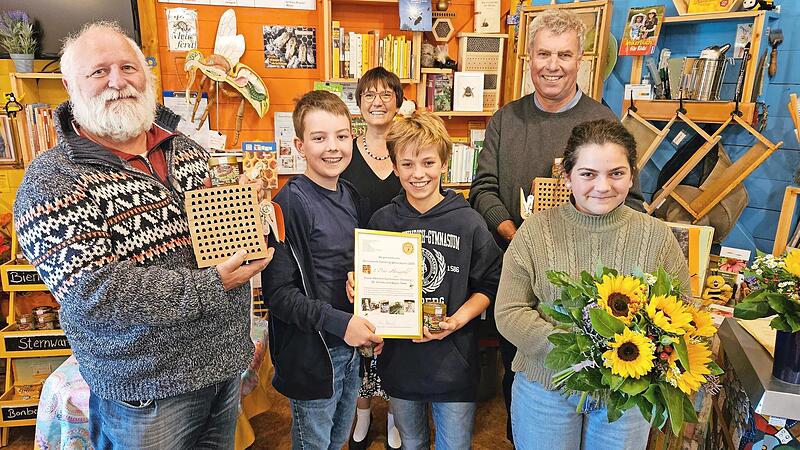 Der 1. Preis ist an das Kaiser-Heinrich-Gymnasium gegangen: (v. l.) Jürgen Horn, Schüler der Bienen-AG, Oberstudiendirektor Michael Strehler, im Hintergrund Ilona Munique vom Förderkreis Bienenleben Bamberg).