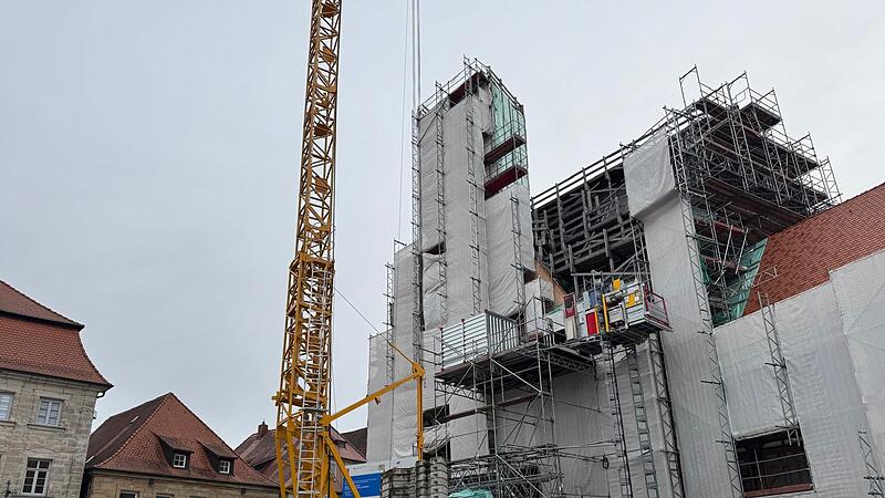 Das Ger&uuml;st am historischen Forchheimer Rathaus pr&auml;gt das Stadtbild seit Jahren. Nun k&ouml;nnte es bald verschwinden.
